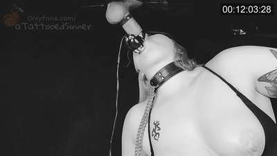 Mooi meisie met perfekte tiete by die gloryhole