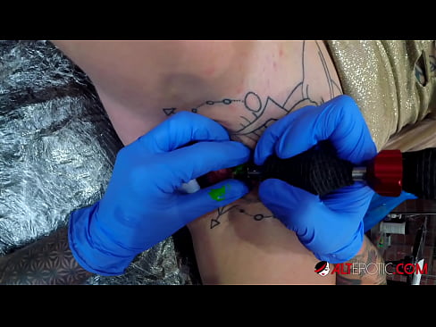 ❤️ Uiters getatoeëerde hottie Sully Savage het 'n tatoeëermerk op haar klitoris gekry ️❌ Mooi pornografie by ons ️❤