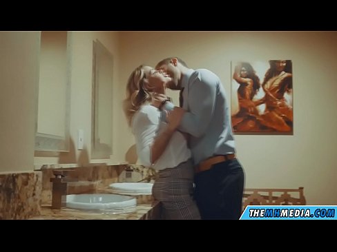 ❤️ Wanneer 'n rondborstige blondine jou in 'n openbare toilet verlei ️❌ Mooi pornografie by ons ️❤